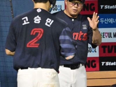롯데 두산과의 5위 경기서 완승 거두며 기세 올라