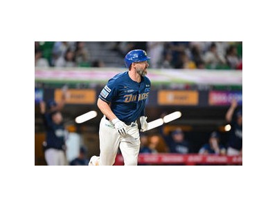 데이비슨 WBC 출전에 캐나다 국기 달고 나서