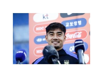 옌스 카스트로프 팀원들에 과일 나눠주는 모습 공개