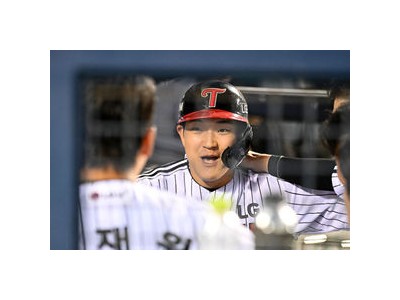문정빈 생일에 결승 홈런 터뜨리자 팬들 환호
